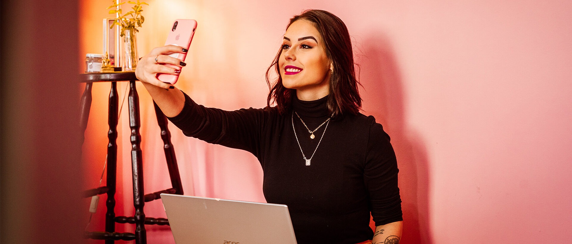 Influencer fotografier sich selbst - Selfie