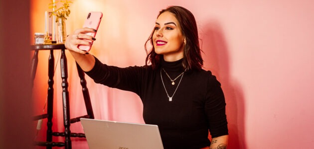 Influencer fotografier sich selbst - Selfie