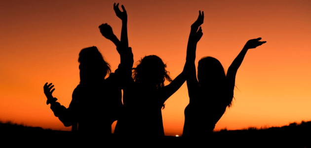 Tanzende Frauen im Sonnenuntergang sinnbildlich für Social Proof und Trust-Elemente auf Websites und Online-Shops xeit