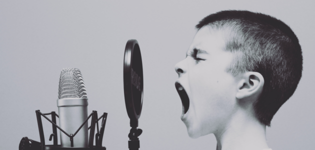 Kind schreit in Mikrofon - sinnbildlich für Voice User Interface - xeit