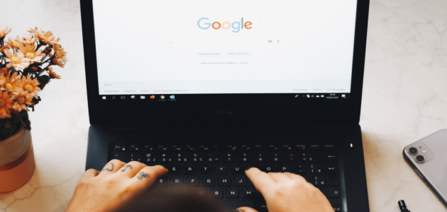 Google suche auf Laptop