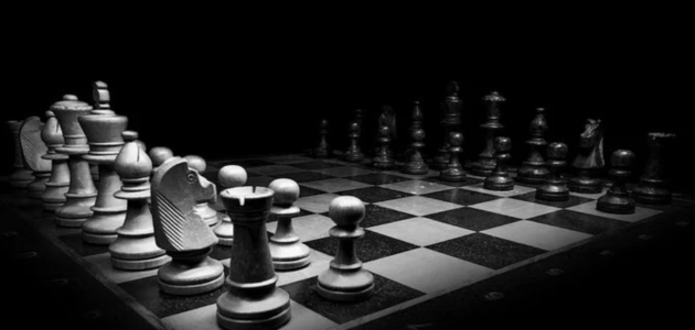Ein schwarz-weiss-Bild, das ein Schachbrett zeigt sinnbildlich für die Social-Media-Strategie