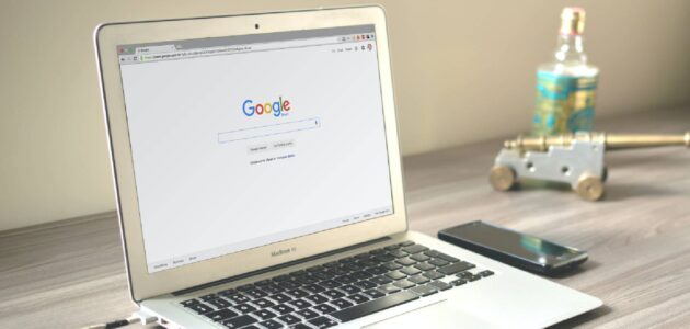 Laptop mit Google Suche