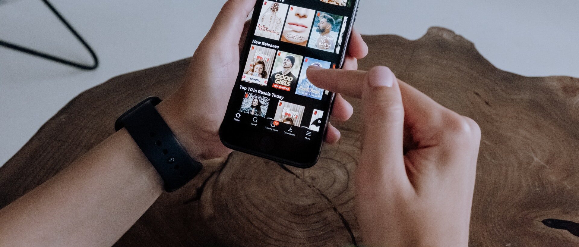 Person streamt Netflix auf Smartphone