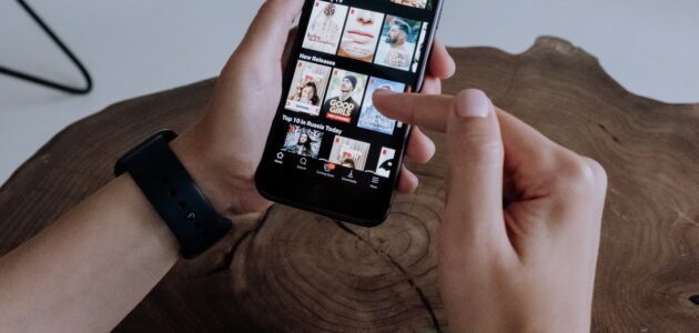 Person streamt Netflix auf Smartphone