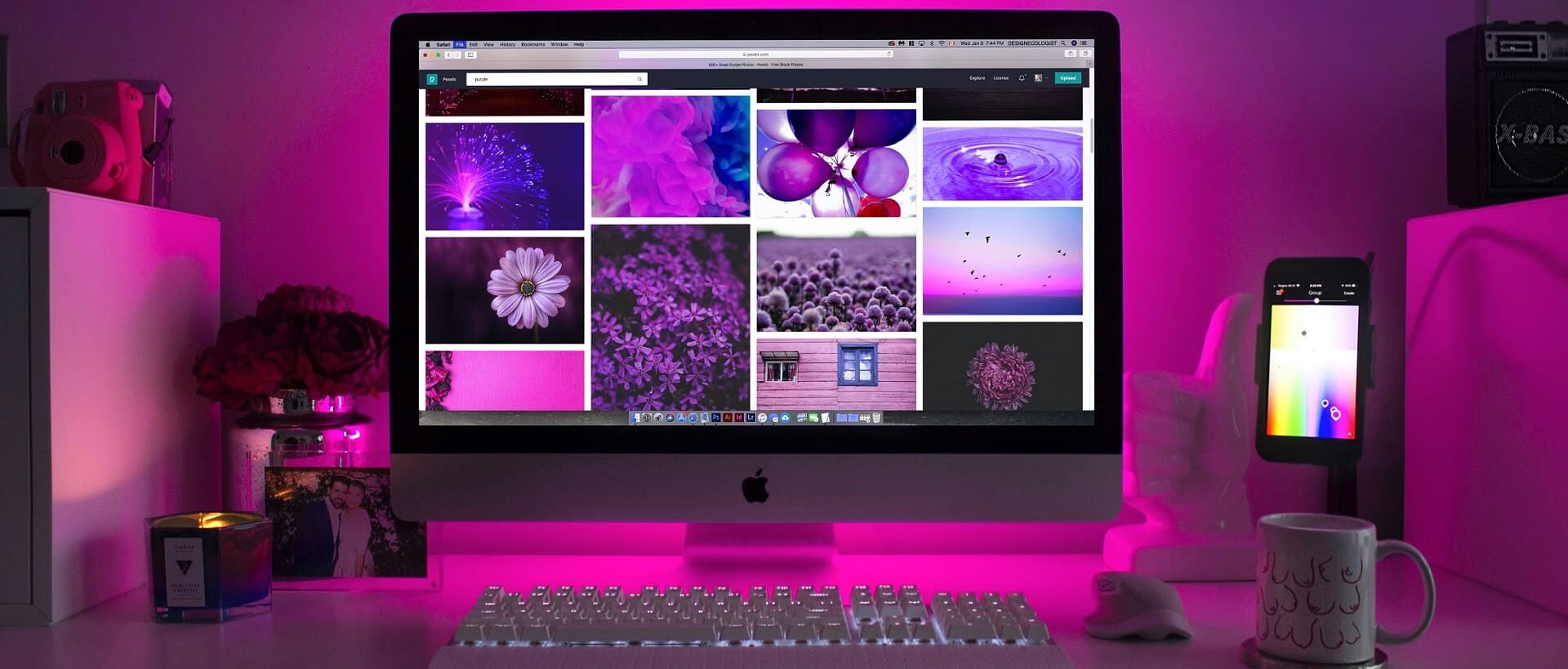 Arbeitsplatz violett beleuchtet mit Bildern auf Bildschirm sinnbildlich für Gestaltungsregeln bei Werbemitteln und Websites
