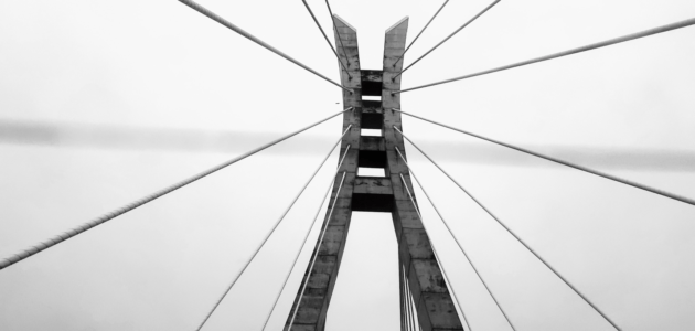 Brückenpfeiler in schwarz-weiss als Symbol für Backlinks