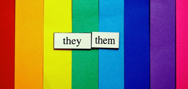 Regenbogenfarben mit geschlechtsneutralen Pronomen für gendergerechte Sprache
