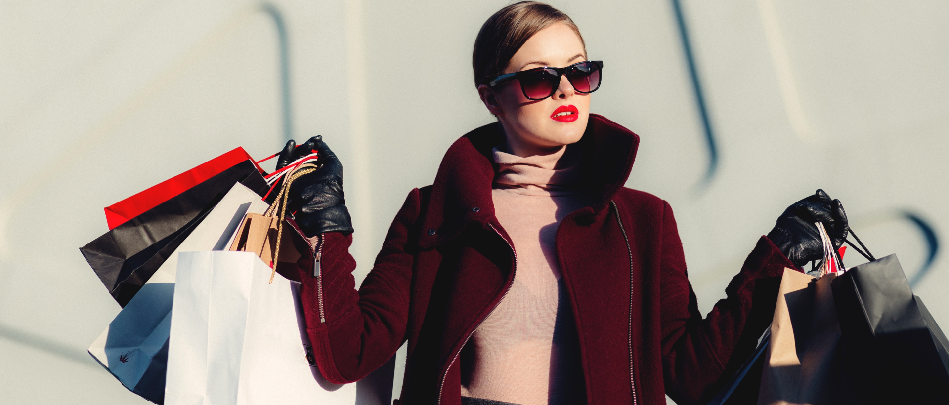 Frau mit Einkaufstaschen als Sinnbild für Shopping Funktionen auf Pinterest