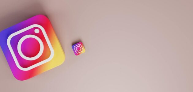 Instagram-Logo in zwei unterschiedlichen Grössen auf einem hellen Hintergrund