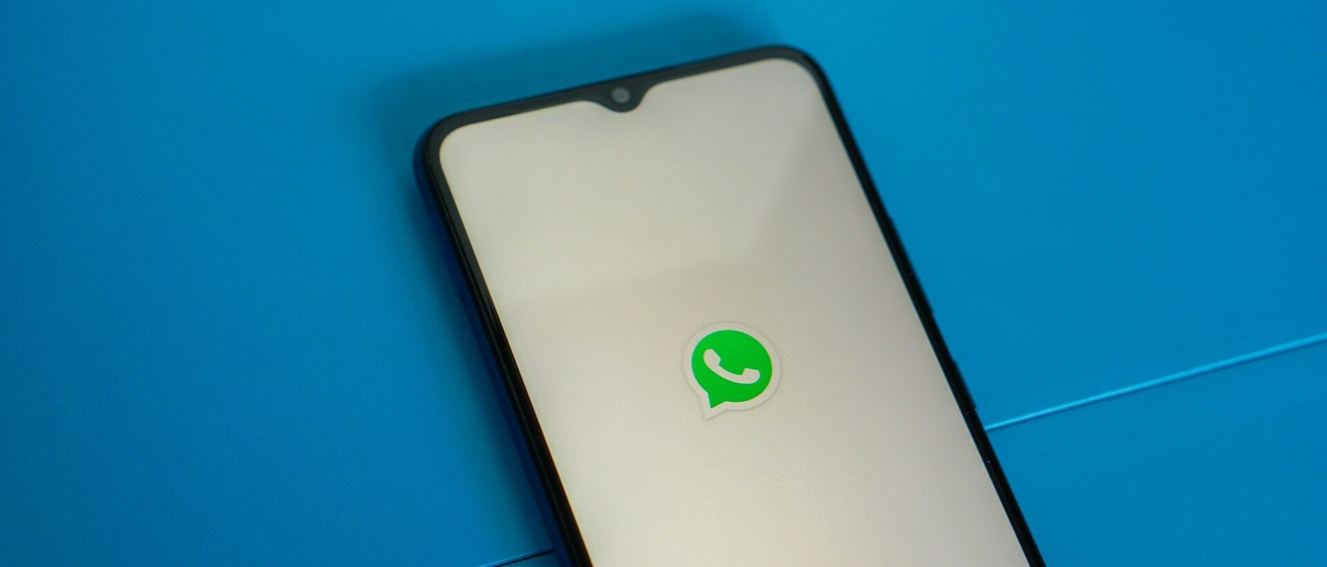 WhatsApp Icon auf Smartphone-Bildschirm