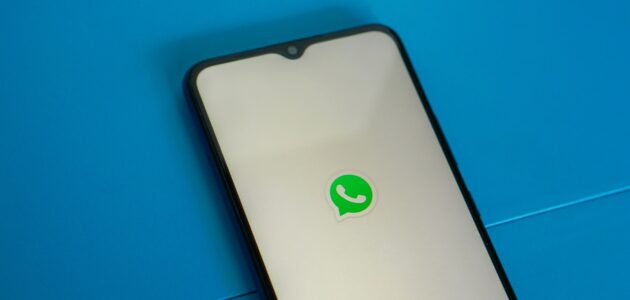 WhatsApp Icon auf Smartphone-Bildschirm