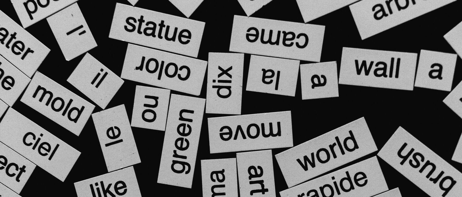 Wortausschnitte in Französisch und Englisch symbolisieren Mehrsprachigkeit auf Social Media