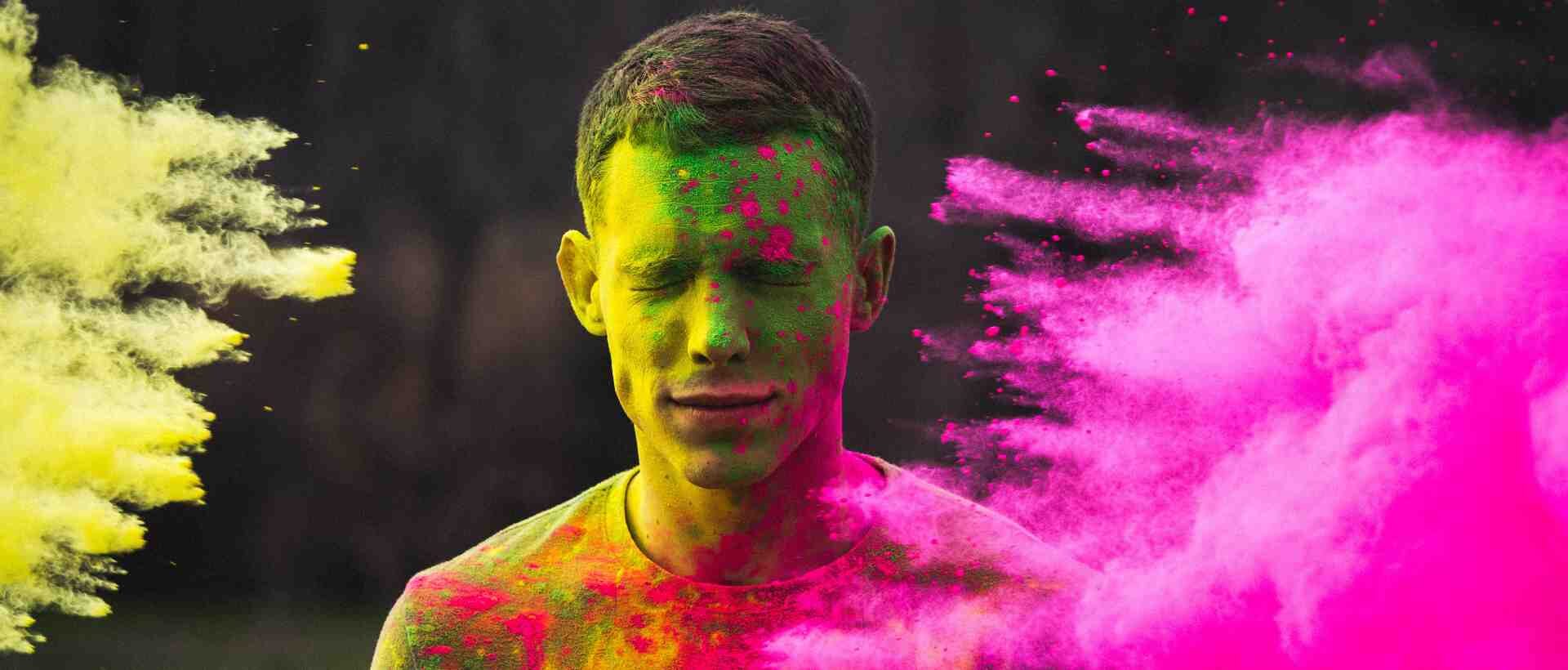 Ein Mann an einem Farbfestival sinnbildlich für Farbpsychologie