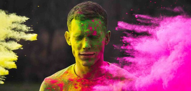 Ein Mann an einem Farbfestival sinnbildlich für Farbpsychologie