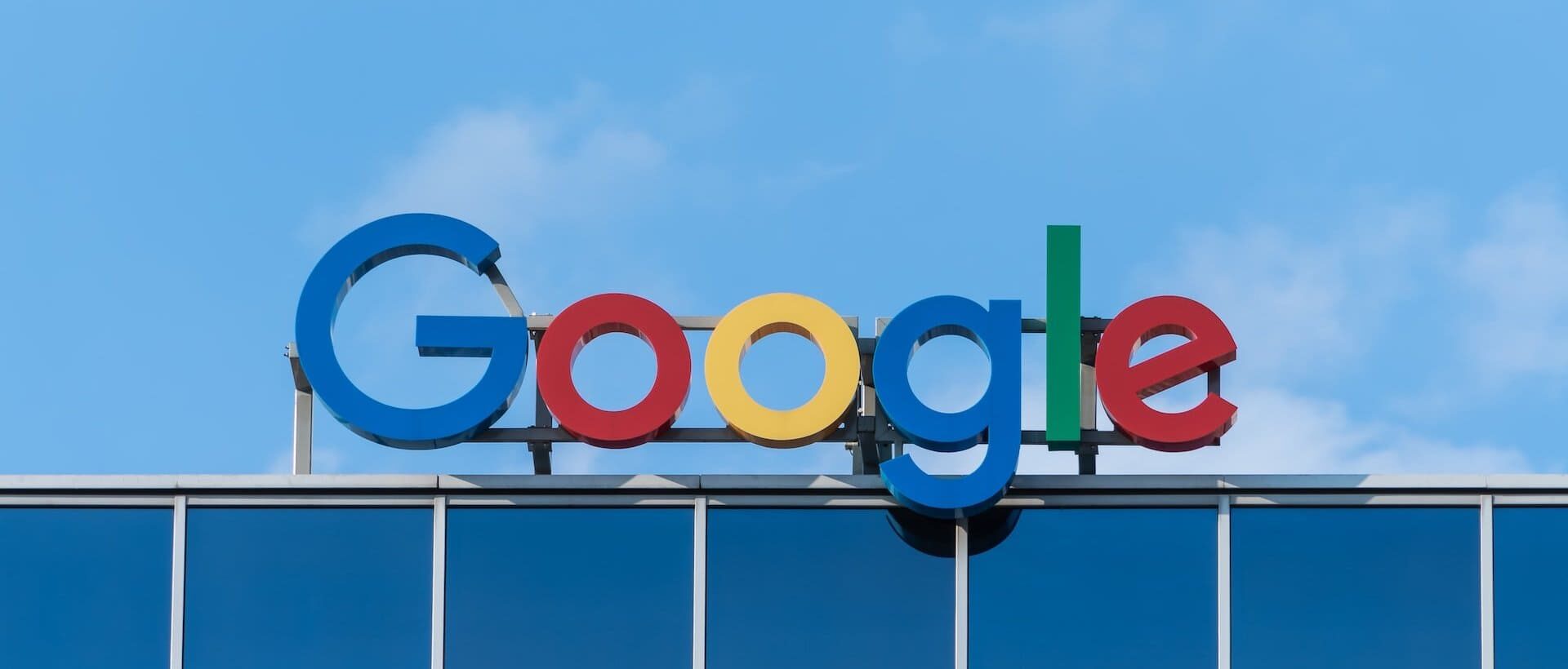 Google-Logo auf einem Gebäude, sinnbildlich für das Google Helpful Content Update 2022