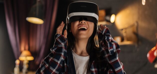 Person hat VR-Brille an und ist begeistert