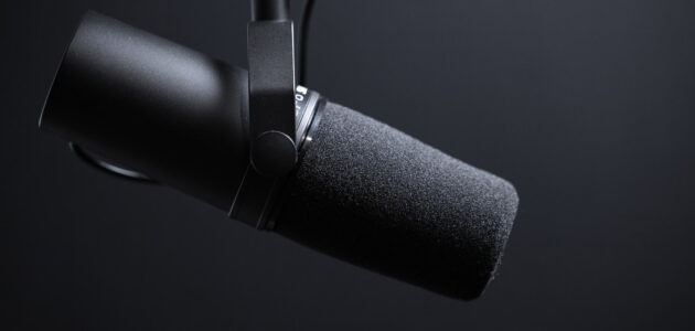 Close Up eines Mikrofons, das für Podcasts verwendet werden kann.