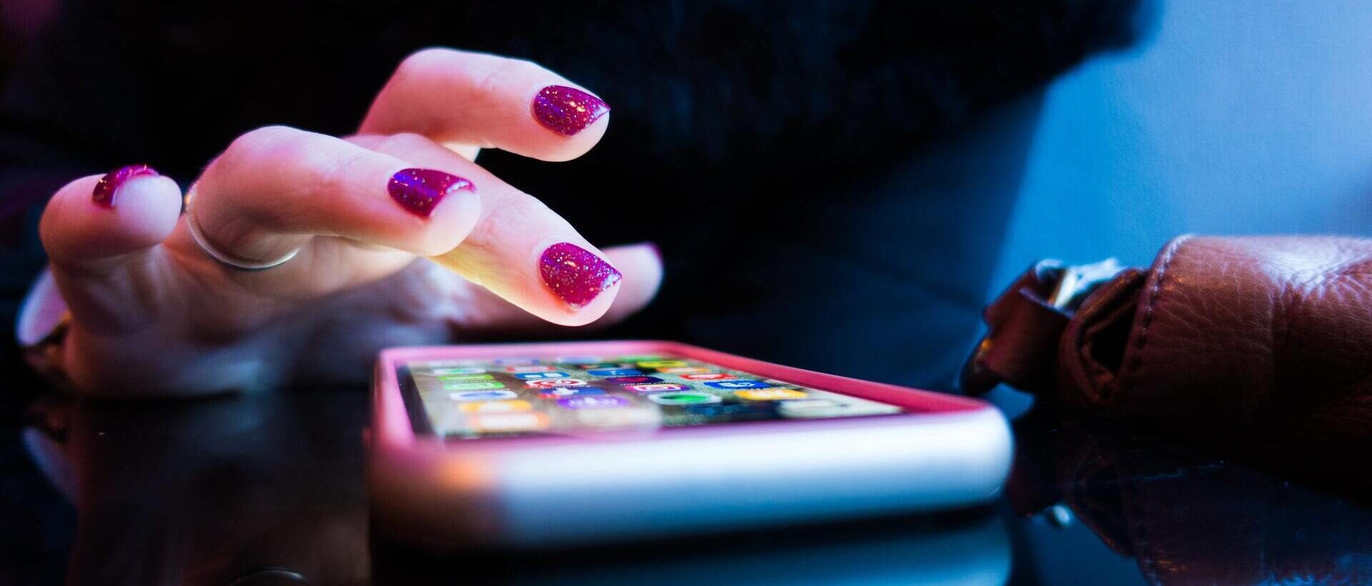 Eine Hand tippt auf einem Smartphone-Bildschirm