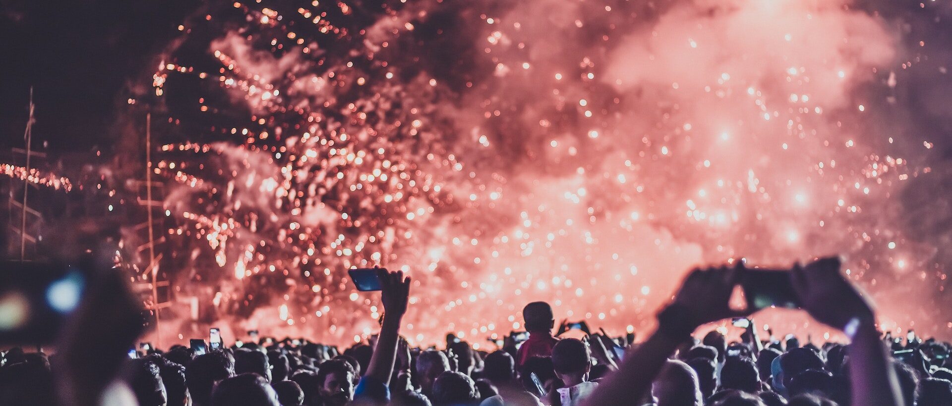 Bild von einer Party mit Feuerwerk in der Luft