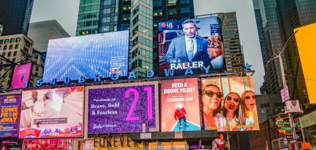 Digitale Werbeanzeigen in New York stehen für die Werbeflut in der (Vor-)Weihnachtszeit im Online Marketing