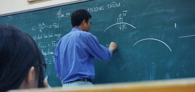 Ein vietnamesischer Lehrer schreibt etwas auf die Wandtafel als Symbol für Strukturierte Daten
