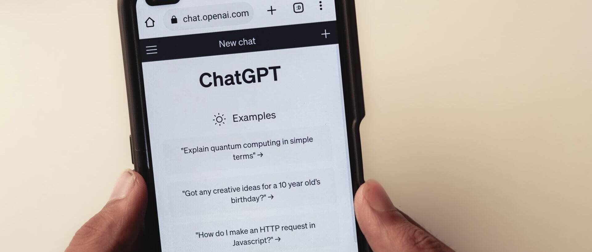 Ein Handy zeigt den Startbildschirm von ChatGPT