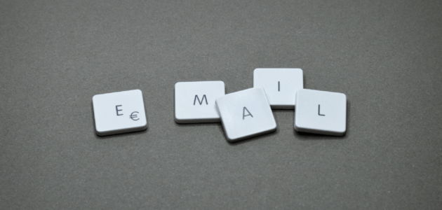 Tastatur-Tasten bilden das Wort "E-Mail"