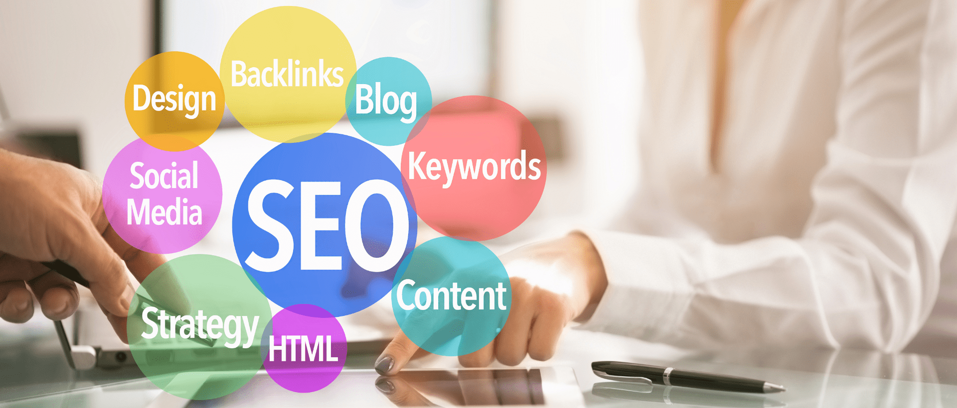 personen vor dem laptop davor bubbles mit schlagwörtern zum thema social seo
