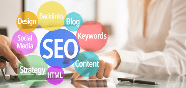 personen vor dem laptop davor bubbles mit schlagwörtern zum thema social seo