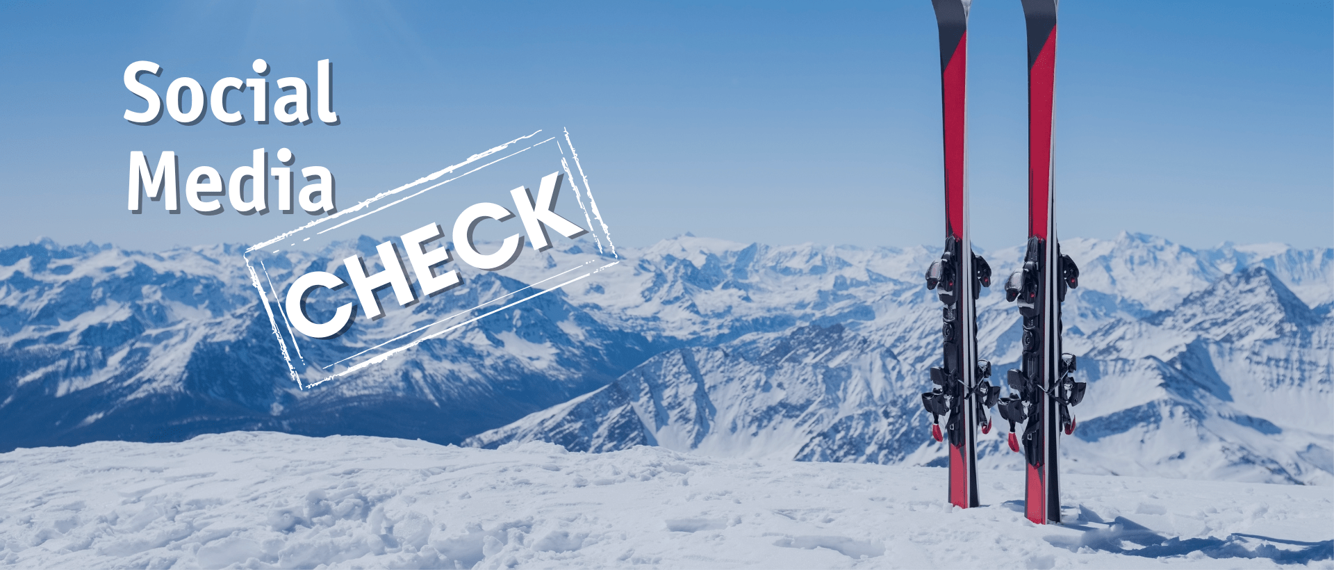 Rote Ski im Schnee mit Alpenpanorama und „Social Media CHECK“-Schriftzug