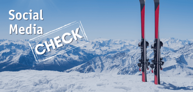 Rote Ski im Schnee mit Alpenpanorama und „Social Media CHECK“-Schriftzug