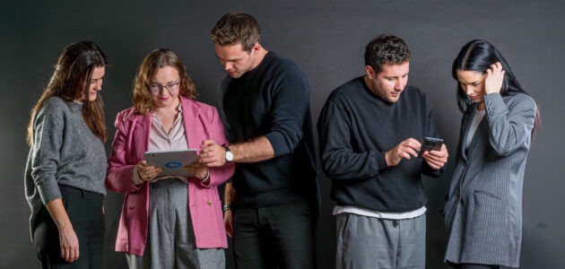 Fünf Mitarbeitende an iPad und iPhone