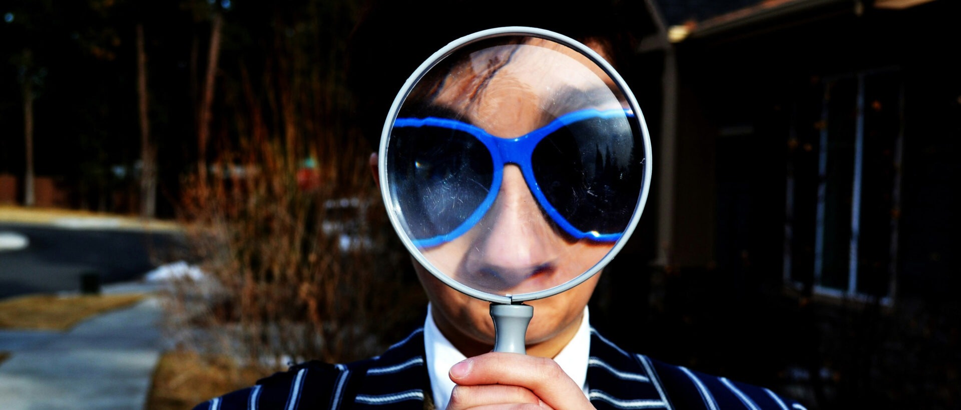 Mann mit Lupe