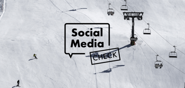 Blick auf eine breite, verschneite Skipiste in einem Skigebiet. Mehrere Skifahrer fahren den Hang hinunter, während rechts Sessellifte mit Wintersportlern über die Piste führen. Darüber steht der Schriftzug «Social Media Check».