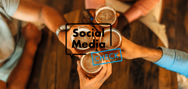 Vier Personen stossen von oben fotografiert mit gefüllten Biergläsern an. Zu sehen sind verschiedene helle und bernsteinfarbene Biere mit Schaumkrone. Darüber steht der Schriftzug «Social Media Check».