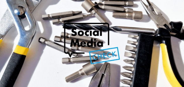 Verschiedene Handwerkzeuge und Zubehörteile liegen auf einer weissen Fläche, darunter Zangen, Schraubendreher-Bits, Bohrer und ein Schraubenschlüssel. Über dem Werkzeug steht der Schriftzug «Social Media Check». Das Motiv steht für Social Media Marketing für Werkzeugunternehmen und Hersteller in der Schweiz.