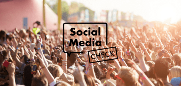 Eine grosse Menschenmenge feiert bei einem Openair-Festival im Freien. Viele Besucherinnen und Besucher halten die Arme hoch, einige filmen mit ihren Smartphones. Über der Festivalmenge steht der Schriftzug «Social Media Check».