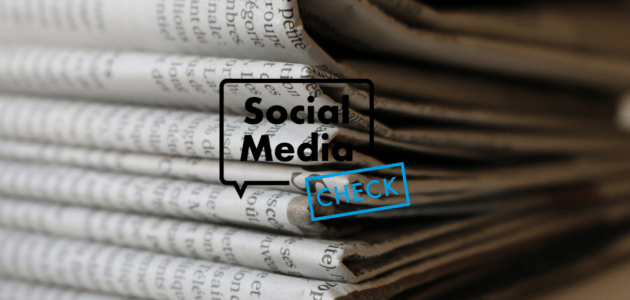 Mehrere gefaltete Zeitungen liegen übereinandergestapelt. Im Vordergrund sind bedruckte Seiten und Zeitungsspalten zu sehen, während der Hintergrund unscharf bleibt. Darüber steht der Schriftzug «Social Media Check».