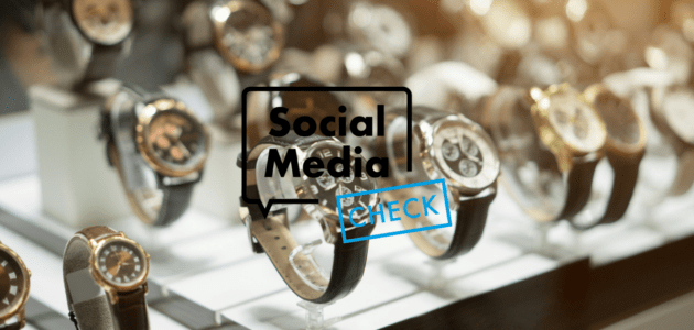 Mehrere Luxusuhren mit Metall- und Lederarmbändern sind in einer beleuchteten Verkaufsvitrine ausgestellt. Im Vordergrund sind verschiedene analoge Zifferblätter und Chronographen zu sehen. Darüber steht der Schriftzug «Social Media Check».