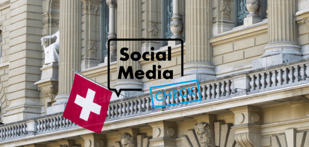 Fassade des Schweizer Bundeshauses in Bern mit Säulen, Steinbalustrade und einer roten Schweizer Flagge mit weissem Kreuz. Darüber steht der Schriftzug «Social Media Check».
