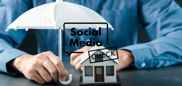 Eine Person im blauen Hemd hält einen weissen Regenschirm schützend über ein kleines Hausmodell. Im Vordergrund liegt der Schriftzug «Social Media Check».