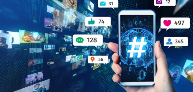 Eine Hand hält ein Smartphone mit einem grossen Hashtag vor einer digitalen Weltkugel. Rundherum schweben Symbole und Zahlen für Likes, Kommentare, Nachrichten, Fotos und Follower. Das Bild illustriert die Geschichte des Hashtags.