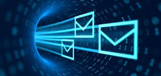 Drei leuchtende Briefumschlag-Symbole bewegen sich durch einen digitalen Tunnel aus Binärzahlen und symbolisieren den Versand von E-Mails und die digitale Korrespondenz.