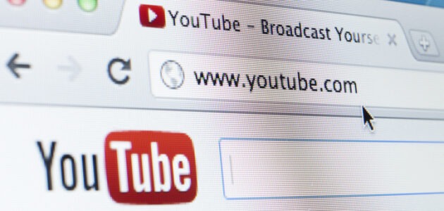 Alt-Text: Nahaufnahme der früheren YouTube-Website in einem Browser mit YouTube-Logo, Suchfeld und der Adresse www.youtube.com. Das Bild illustriert Fun Facts und Wissenswertes über YouTube.