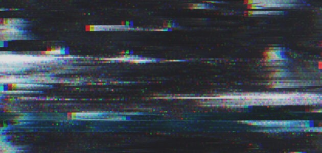 Dunkler Bildschirm mit verzerrten, farbigen Bildfragmenten und horizontalen Störstreifen als Darstellung eines digitalen Glitchs.